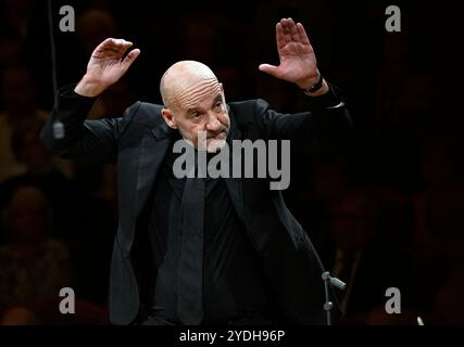 Prag, Tschechische Republik. Oktober 2024. Eröffnungskonzert der 31. Staffel der PKF - Prager Philharmonie unter Leitung des Chefdirigenten Emmanuel Villaume (im Bild) fand am 26. Oktober 2024 im Rudolfinum in Prag, Tschechische Republik statt. Quelle: Katerina Sulova/CTK Photo/Alamy Live News Stockfoto