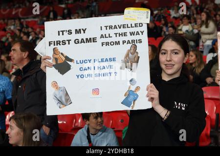 Fan mit Lucy Bronze Plakat England gegen Deutschland Frauenfußball Wembley Stadium London UK 25. Oktober 2024 Stockfoto