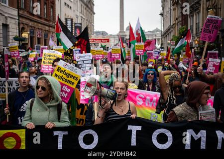 London, Großbritannien. Oktober 2024. Demonstranten marschieren während der Kundgebung auf die Straße. Tausende Demonstranten versammelten sich im Zentrum Londons gegen einen Protest von Unite the Kingdom, der vom ehemaligen Anführer der English Defence League, Tommy Robinson, organisiert wurde. Robinson sollte an dem marsch teilnehmen, wird aber derzeit vor einem Gerichtsereignis am Montag in Gewahrsam genommen. Quelle: SOPA Images Limited/Alamy Live News Stockfoto