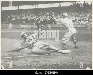 Jack Fournier von Chicago White Sox rutscht vor dem Werfen nach Boston 3B Larry Gardner, ca. 1914. Vintage-Baseballfoto Stockfoto