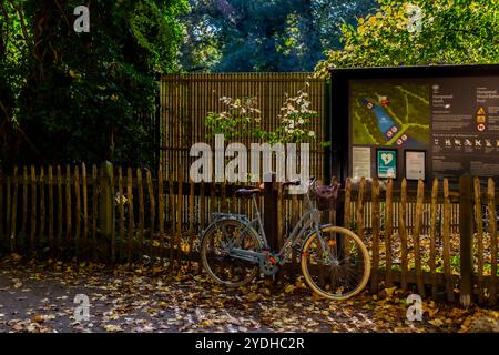 Ein Fahrrad parkte am Eingang zum gemischten Badebereich in Hampstead Heath, Anfang Herbst Stockfoto