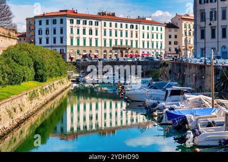 Blick auf den Kanal in Livorno, Italien, direkt vor der Piazza della Repubblica, einem der größten Plätze der Stadt. Stockfoto