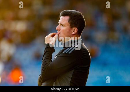 John Smith's Stadium, Huddersfield, England - 26. Oktober 2024 Gary Caldwell Manager von Exeter sieht nachdenklich an - während des Spiels Huddersfield Town gegen Exeter City, Sky Bet League One, 2024/25, John Smith's Stadium, Huddersfield, England - 26. Oktober 2024 Credit: Mathew Marsden/WhiteRosePhotos/Alamy Live News Stockfoto