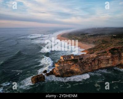 Drohnenansicht der riesigen Wellen in Nazare, Portugal. Stockfoto