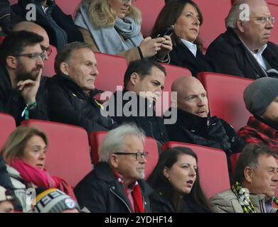 Augsburg, Deutschland. Oktober 2024. Augsburg, Deutschland, 26. Oktober 2024: Fussball, Herren, Saison 2024/2025, FC Augsburg - Borussia Dortmund, Bundesliga, WWK Arena Hans-Joachim Watzke, Vorsitzende Geschäftsführung (Borussia Dortmund) mit Lars Ricken, Geschäftsführer Sport (Borussia Dortmund) und Matthias Sammer, Berater des Managements (Borussia Dortmund) (v.l.n.r.) auf der Haupttribüne DFL/DFB-Vorschriften verbieten die Verwendung von Fotografien als Bildsequenzen und/Alquamy Live-Video Stockfoto