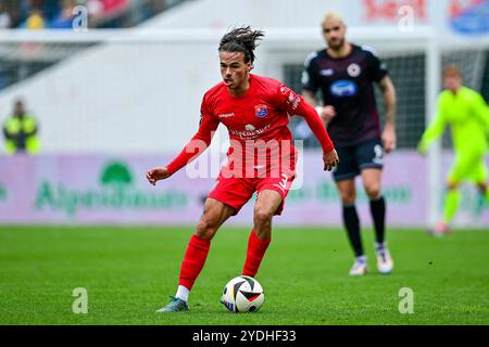 Unterhaching, Deutschland. Oktober 2024. Max Lamby (Unterhaching, 3) am Ball, 26.10.2024, Unterhaching (Deutschland), Fussball, 3. LIGA, SPVGG UNTERHACHING - VIKTORIA KÖLN, DFB/DFL-VORSCHRIFTEN VERBIETEN JEDE VERWENDUNG VON FOTOGRAFIEN ALS BILDSEQUENZEN UND/ODER QUASI-VIDEO. Quelle: dpa/Alamy Live News Stockfoto