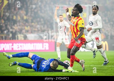 Lucas CHEVALLIER aus Lille, M' Bala NZOLA aus Lens und Alexsandro VICTOR DE SOUZA RIBEIRO aus Lille während des französischen Meisterschaftsspiels Ligue 1 zwischen RC Lens und LOSC Lille am 26. Oktober 2024 im Bollaert-Delelis Stadion in Lens, Frankreich Stockfoto