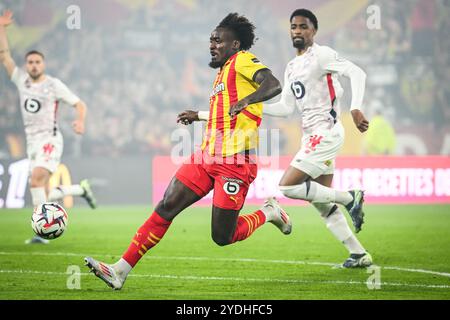 M&#39;Bala NZOLA von Lens und Alexsandro VICTOR DE SOUZA RIBEIRO von Lille während des französischen Meisterschaftsspiels Ligue 1 zwischen RC Lens und LOSC Lille am 26. Oktober 2024 im Bollaert-Delelis Stadion in Lens, Frankreich Stockfoto