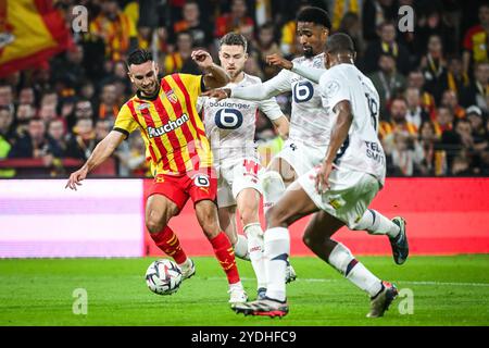 Adrien THOMASSON von Lens, Gabriel GUDMUNDSSON von Lille und Alexsandro VICTOR DE SOUZA RIBEIRO von Lille während des französischen Meisterschaftsspiels Ligue 1 zwischen RC Lens und LOSC Lille am 26. Oktober 2024 im Bollaert-Delelis Stadion in Lens, Frankreich Stockfoto