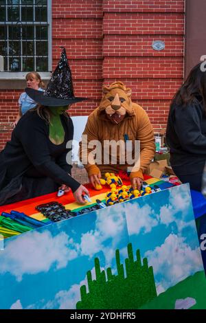 Bel Air, MD, USA – 16. Oktober 2024: Es gab keine Tricks, sondern viele Leckereien für die Tausenden von kostümierten Kindern, die während der jährlichen Veranstaltung in das Geschäftsviertel der Innenstadt einmarschierten. Stockfoto