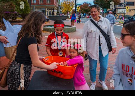 Bel Air, MD, USA – 16. Oktober 2024: Es gab keine Tricks, sondern viele Leckereien für die Tausenden von kostümierten Kindern, die während der jährlichen Veranstaltung in das Geschäftsviertel der Innenstadt einmarschierten. Stockfoto