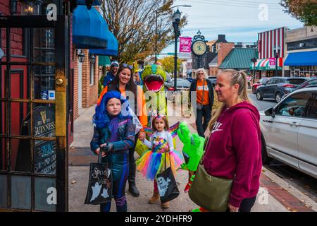 Bel Air, MD, USA – 16. Oktober 2024: Es gab keine Tricks, sondern viele Leckereien für die Tausenden von kostümierten Kindern, die während der jährlichen Veranstaltung in das Geschäftsviertel der Innenstadt einmarschierten. Stockfoto