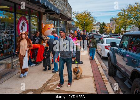 Bel Air, MD, USA – 16. Oktober 2024: Es gab keine Tricks, sondern viele Leckereien für die Tausenden von kostümierten Kindern, die während der jährlichen Veranstaltung in das Geschäftsviertel der Innenstadt einmarschierten. Stockfoto