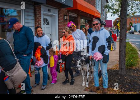 Bel Air, MD, USA – 16. Oktober 2024: Es gab keine Tricks, sondern viele Leckereien für die Tausenden von kostümierten Kindern, die während der jährlichen Veranstaltung in das Geschäftsviertel der Innenstadt einmarschierten. Stockfoto