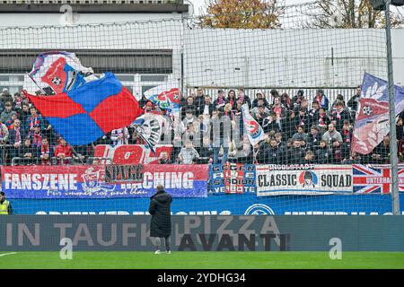 Unterhaching, Deutschland. Oktober 2024. Unterhachinger Fans schwenken Fahnen und machen Stimmung, 26.10.2024, Unterhaching (Deutschland), Fussball, 3. LIGA, SPVGG UNTERHACHING - VIKTORIA KÖLN, DFB/DFL VORSCHRIFTEN VERBIETEN DIE VERWENDUNG VON FOTOGRAFIEN ALS BILDSEQUENZEN UND/ODER QUASI-VIDEO. Quelle: dpa/Alamy Live News Stockfoto