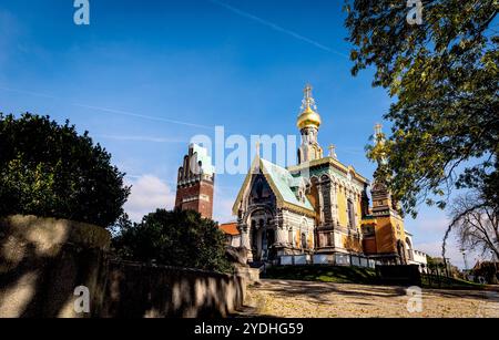 26.10.2024: Der Hochzeitsturm und die Russische Orthodoxe Kirche der heiligen Maria Magdalena auf der Mathildenhöhe in Darmstadt vor strahlend blauem Himmel an einem Herbsttag. Darmstadt Mathildenhöhe Hessen Deutschland *** 26 10 2024 der Hochzeitsturm und die russisch-orthodoxe Kirche St. Maria Magdalena auf der Mathildenhöhe in Darmstadt vor einem hellblauen Himmel an einem Herbsttag Darmstadt Mathildenhöhe Hessen Deutschland Copyright: XBEAUTIFULxSPORTS/RaphaelxSchmittx Stockfoto