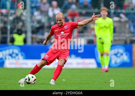 Unterhaching, Deutschland. Oktober 2024. Manuel Stiefler (Unterhaching, 8) am Ball, 26.10.2024, Unterhaching (Deutschland), Fussball, 3. LIGA, SPVGG UNTERHACHING - VIKTORIA KÖLN, DFB/DFL-VORSCHRIFTEN VERBIETEN JEDE VERWENDUNG VON FOTOGRAFIEN ALS BILDSEQUENZEN UND/ODER QUASI-VIDEO. Quelle: dpa/Alamy Live News Stockfoto