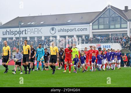 Unterhaching, Deutschland. Oktober 2024. Einlauf der Mannschaften, 26.10.2024, Unterhaching (Deutschland), Fussball, 3. LIGA, SPVGG UNTERHACHING - VIKTORIA KÖLN, DFB/DFL VORSCHRIFTEN VERBIETEN DIE VERWENDUNG VON FOTOGRAFIEN ALS BILDSEQUENZEN UND/ODER QUASI-VIDEO. Quelle: dpa/Alamy Live News Stockfoto