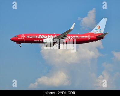 Frankfurt, Hessen, Deutschland - 13. August 2024: TUI Fly CEWE Fotobuch Lackierung Boeing 737-86J D-ABMV FRA Frankfurt Airport Stockfoto