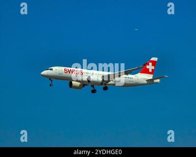 Frankfurt, Hessen, Deutschland - 13. August 2024: Schweizer Airbus A220-300 HB-JCQ vom Flughafen Frankfurt Stockfoto