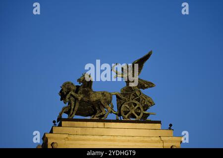 Quadriga Bronze Skulptur Nike mit Wagen gezeichnet von vier Pferden auf dem Dach des Parlamentsgebäudes in Wien zur Blauen Stunde Stockfoto