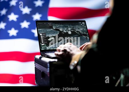 Amerikanischer CIA-Offizier isoliert über der US-Flagge Überwachungszone mit Radar. Militärangehörige der Vereinigten Staaten, die mit einem Laptop eine Überwachungsmission durchführten, auf die Weltkarte schauend Stockfoto