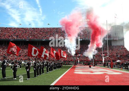 Columbus, Usa. Oktober 2024. Die Pyrotechnik geht los, als die Ohio State Buckeyes am Samstag, den 26. Oktober 2024, gegen die Nebraska Cornhuskers in Columbus, Ohio, antreten. Foto: Aaron Josefczyk/UPI Credit: UPI/Alamy Live News Stockfoto