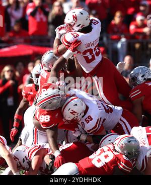 Columbus, Usa. Oktober 2024. Nebraska Cornhuskers Nolan Baudo (23) wird am Samstag, den 26. Oktober 2024 in Columbus, Ohio, beim vierten Rücksprung gegen die Ohio State Buckeyes in Columbus, Ohio, kurz vor der Torlinie gestoppt. Foto: Aaron Josefczyk/UPI Credit: UPI/Alamy Live News Stockfoto