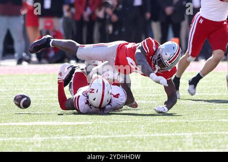 Columbus, Usa. Oktober 2024. Ohio State Buckeyes Arvell Reese (20) soll am Samstag, den 26. Oktober 2024, im vierten Quartal in Columbus (Ohio) auf Nebraska Cornhuskers Jahmal Banks (4) zielen. Foto: Aaron Josefczyk/UPI Credit: UPI/Alamy Live News Stockfoto