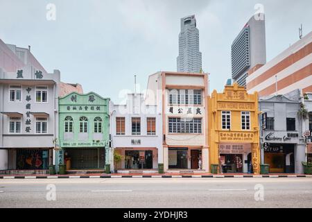 Singapur - 12. August 2024: Reihe traditioneller Singapur-Shophouses in der Nähe von Chinatown Stockfoto