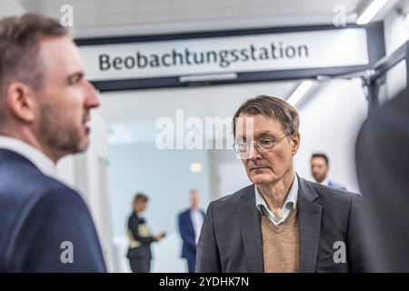 Chefarzt Dr. med. Heiner Stäudle links erläutert das Konzpet der Neubau der Zentralen Notaufnahme. Die Bundesregierung hat eine Krankenhausreform beschlossen. Die Bundesländer sehen die Pläne kritisch. In der medius machte sich Klink Nürtingen Bundesgesundheitsminister Prof. Karl Lauterbach ein Bild vor Ort. Begleitet war er von Ministerpräsident Winfried Kretschmann Grüne und Landesgesundheitsministerin Manne Lucha Grüne. // 26.10.2024: Nürtingen, Baden-Württemberg, Deutschland *** Chefarzt Dr. med. Heiner Stäudle auf der linken Seite erklärt das Konzept der neuen Zentralen Notaufnahme Th Stockfoto