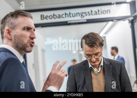 Chefarzt Dr. med. Heiner Stäudle links erläutert das Konzpet der Neubau der Zentralen Notaufnahme. Die Bundesregierung hat eine Krankenhausreform beschlossen. Die Bundesländer sehen die Pläne kritisch. In der medius machte sich Klink Nürtingen Bundesgesundheitsminister Prof. Karl Lauterbach ein Bild vor Ort. Begleitet war er von Ministerpräsident Winfried Kretschmann Grüne und Landesgesundheitsministerin Manne Lucha Grüne. // 26.10.2024: Nürtingen, Baden-Württemberg, Deutschland *** Chefarzt Dr. med. Heiner Stäudle auf der linken Seite erklärt das Konzept der neuen Zentralen Notaufnahme Th Stockfoto