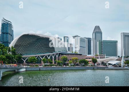 Singapur - 12. August 2024: Esplanade, Theater in der Bucht. Es ist ein Zentrum für darstellende Künste im Zentrum von Singapur Stockfoto