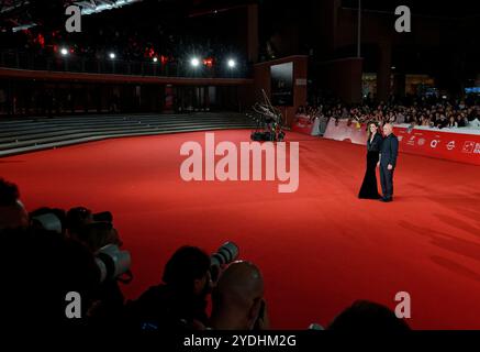 Rom, Italien. Oktober 2024. Die Schauspielerin Luisa Ranieri und ihr Mann Luca Zingaretti besuchen den roten Teppich des Films „Modi – drei Tage auf dem Flügel des Wahnsinns“ während des 19. Internationalen Filmfestivals in Rom (Festa del Cinema di Roma) am 26. Oktober 2024. (Foto: Massimo Valicchia/NurPhoto) Credit: NurPhoto SRL/Alamy Live News Stockfoto