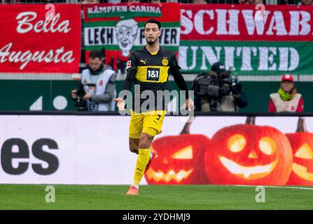 Ramy Bensebaini (Borussia Dortmund, Nr. 5). GER, FC Augsburg vs. BV Borussia Dortmund, Fussball, Bundesliga, 8. Spieltag, Spielzeit 2024/2025, 26.10.2024. (DIE DFL-DFB-VORSCHRIFTEN VERBIETEN DIE VERWENDUNG VON FOTOS ALS BILDSEQUENZEN UND/ODER QUASI-VIDEO). Foto: Eibner-Pressefoto/Heike Feiner Stockfoto