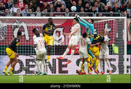 Nediljko Labrovic (Torwart, FC Augsburg, #22) bei einer Faustabwehr. GER, FC Augsburg vs. BV Borussia Dortmund, Fussball, Bundesliga, 8. Spieltag, Spielzeit 2024/2025, 26.10.2024. (DIE DFL-DFB-VORSCHRIFTEN VERBIETEN DIE VERWENDUNG VON FOTOS ALS BILDSEQUENZEN UND/ODER QUASI-VIDEO). Foto: Eibner-Pressefoto/Heike Feiner Stockfoto