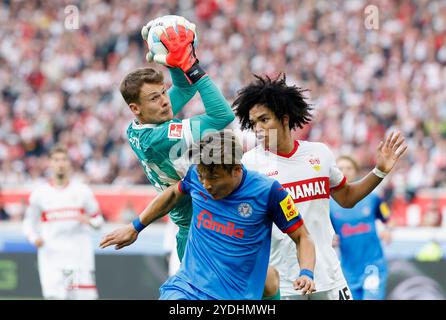 Stuttgart, Deutschland. Oktober 2024. Im Bild: Torwart Alexander Nuebel ((VFB Stuttgart, 33) kommt vor Shuto Machino (Holstein Kiel, 18) an den Ball, Anrie Chase (VFB Stuttgart, 45) im Hintergrund, 26.10.2024, Fussball, Bundesliga, VfB Stuttgart - Holstein Kiel, GER, Stuttgart, MHP Arena, DFL-VORSCHRIFTEN VERBIETEN JEDE VERWENDUNG VON FOTOGRAFIEN ALS BILDSEQUENZEN UND/ODER QUASI-VIDEO. Quelle: dpa/Alamy Live News Stockfoto