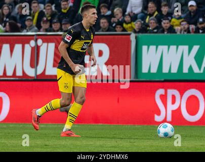 Nico Schlotterbeck (Borussia Dortmund, Nr. 4). GER, FC Augsburg vs. BV Borussia Dortmund, Fussball, Bundesliga, 8. Spieltag, Spielzeit 2024/2025, 26.10.2024. (DIE DFL-DFB-VORSCHRIFTEN VERBIETEN DIE VERWENDUNG VON FOTOS ALS BILDSEQUENZEN UND/ODER QUASI-VIDEO). Foto: Eibner-Pressefoto/Heike Feiner Stockfoto