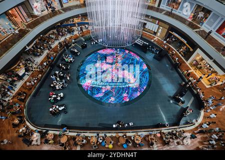 Singapur - 14. August 2024: Interaktive, helle Leinwand von Teamlab in Marina Bay Sands mit wunderschönem Interieur Stockfoto