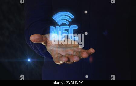 NFC Wireless Pay Handy Zahlung 3D-Symbol über Mannhand. Abstraktes Konzept der Cyber-Technologie. Stockfoto