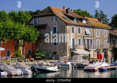 Boote liegen im Hafen des kleinen mittelalterlichen Dorfes Nernier, entlang der französischen Küste des Genfer Sees in Nernier, Haute Savoie, Frankreich. Stockfoto