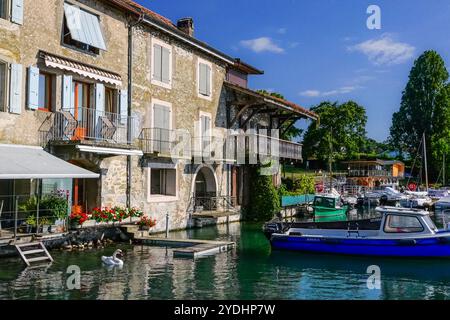 Boote liegen im Hafen des kleinen mittelalterlichen Dorfes Nernier, entlang der französischen Küste des Genfer Sees in Nernier, Haute Savoie, Frankreich. Stockfoto