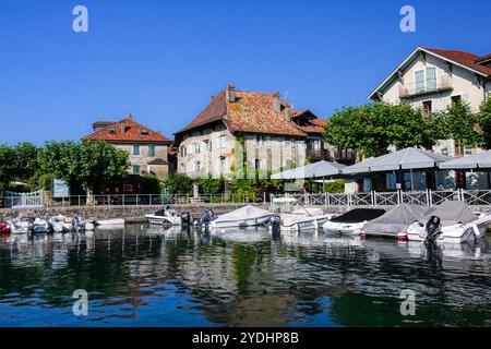 Boote liegen im Hafen des kleinen mittelalterlichen Dorfes Nernier, entlang der französischen Küste des Genfer Sees in Nernier, Haute Savoie, Frankreich. Stockfoto