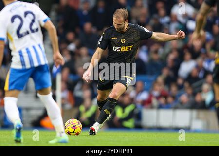 Craig Dawson von Wolverhampton Wanderers in Aktion während des Spiels Brighton & Hove Albion FC gegen Wolverhampton Wanderers FC English Premier League im American Express Stadium, Brighton & Hove, Großbritannien am 26. Oktober 2024 Credit: Every Second Media/Alamy Live News Stockfoto