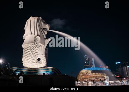 Singapur - 12. August 2024: Brunnen der Merlion-Statue im Merlion Park in Marina Bay. Nationales Symbol, dargestellt als mythische Kreatur mit einem Löwenkopf Stockfoto