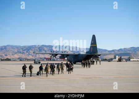 Mitglieder des 124th Fighter Wing starten am 24. Oktober 2024 von Gowan Field, Idaho nach Green Flag West. DIE GFW stellt sicher, dass der 124th Fighter Wing betriebsbereit ist, um weltweit gemeinsame Bodenunterstützung zu leisten. (Foto der U.S. Air National Guard von Staff Sergeant Joseph R. Morgan) Stockfoto