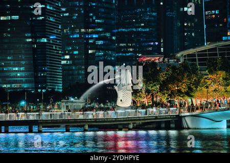 Singapur - 12. August 2024: Brunnen der Merlion-Statue im Merlion Park in Marina Bay. Nationales Symbol, dargestellt als mythische Kreatur mit einem Löwenkopf Stockfoto