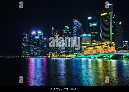 Singapur - 12. August 2024: Zentrales Geschäftsviertel, nächtlicher Blick auf die Wolkenkratzer der Stadt Singapur, Jubilee Bridge, Merlion Waterfront Stockfoto