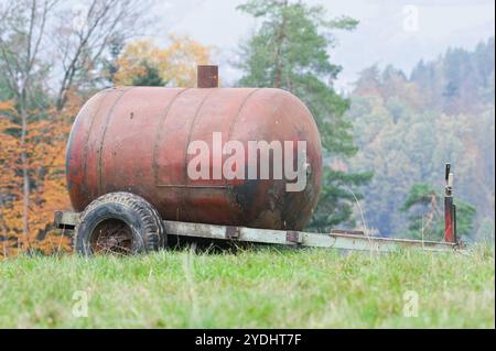 Viehtränke auf der Weide. Gießplatz für Kühe. Stockfoto