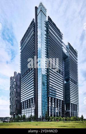 Singapur - 13. August 2024: Die Architektur der Marina One Residences mit einem zentralen Garten und Spazierwegen im Innenhof Stockfoto